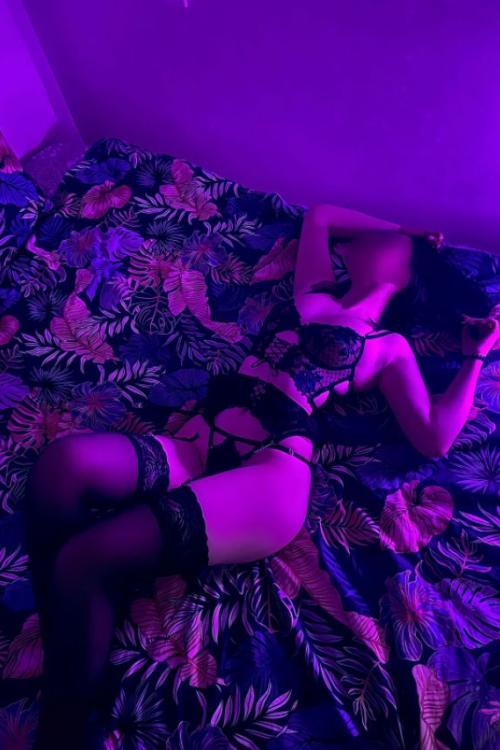 Проститутка Александра у метро Парнас Питера