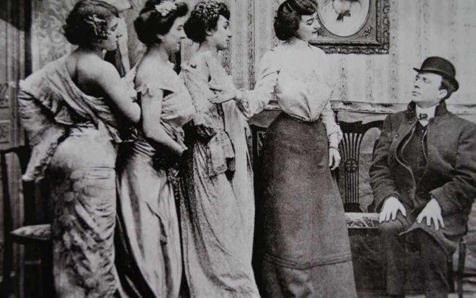 Выбор проститутки в салоне Выбор проститутки в салоне